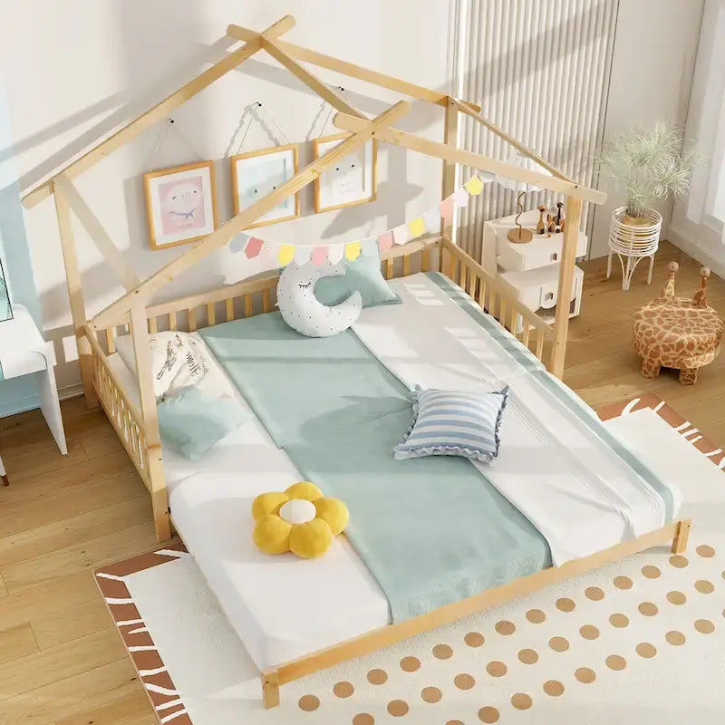 Gymax drewniane łóżko domek, podwójne łóżko typu daybed, rozkładane do rozmiaru king, z barierkami bezpieczeństwa i możliwością dekoracji