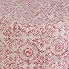 Różowy drewniany taboret akcentowy w stylu boho, ręcznie wykonany stolik dekoracyjny, salon